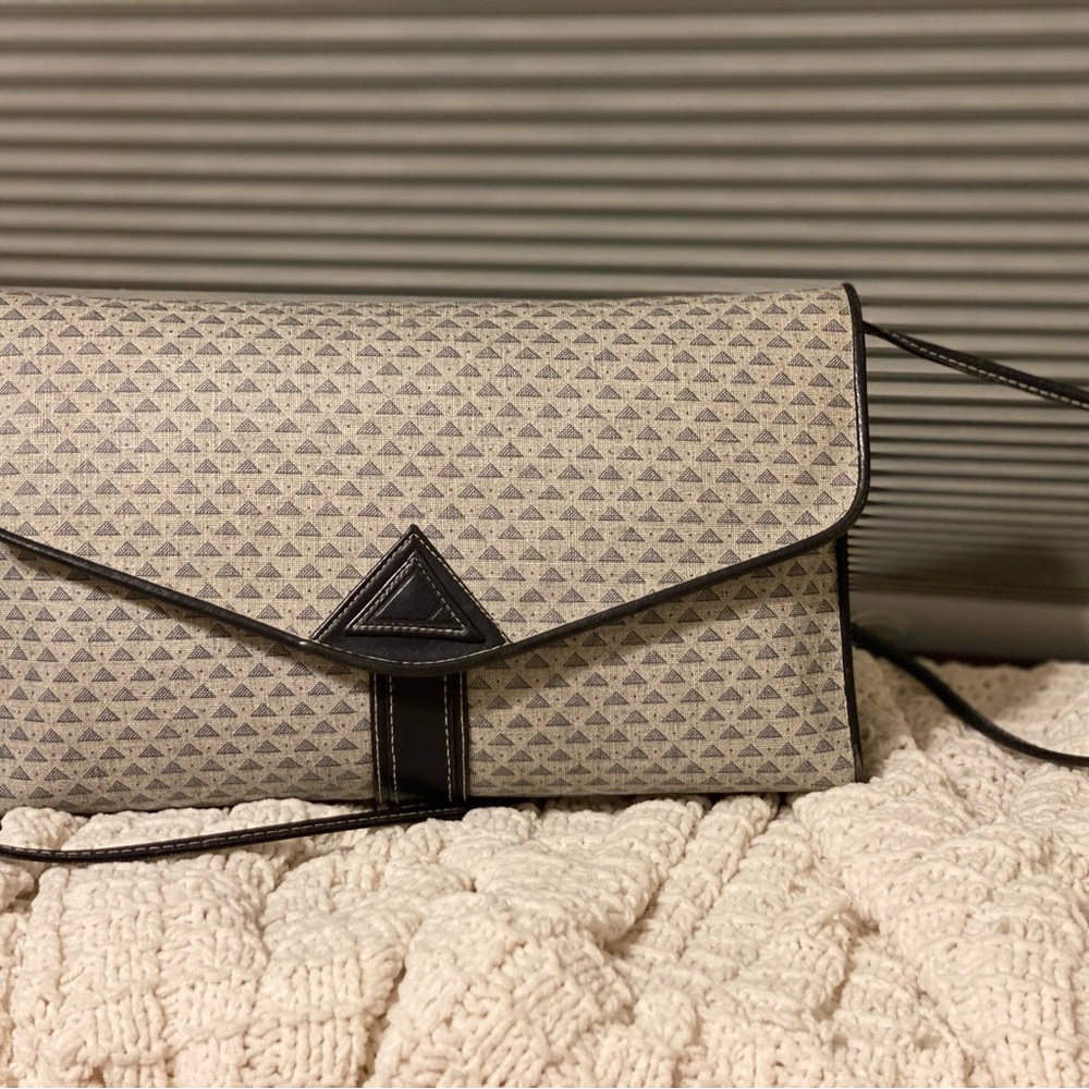 Liz Claiborne Geometric Pattern Clutch - Black and Tan